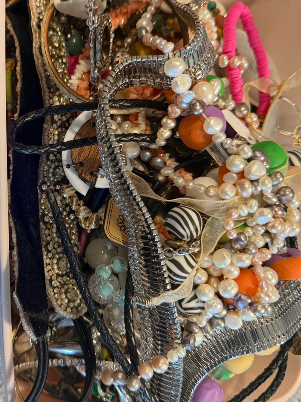 BROKEN 4lb Jewelry And Beads Lot